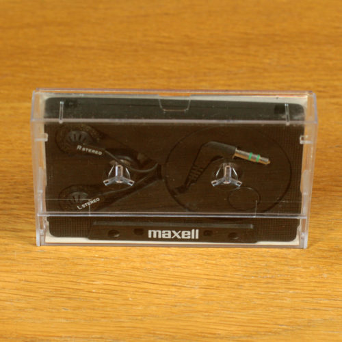 Maxell • Vintage • Ecouteurs intra-auriculaires filaires dans étui à cassette • In-ear wired headphones in cassette case