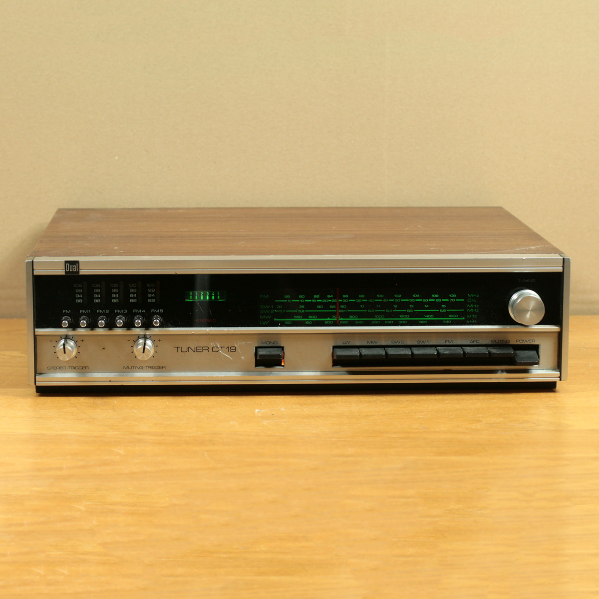 Dual • CT-19 • Tuner Stereo FM/MW/LW/SW • 1975 - 1976 • Occasion • Non révisé