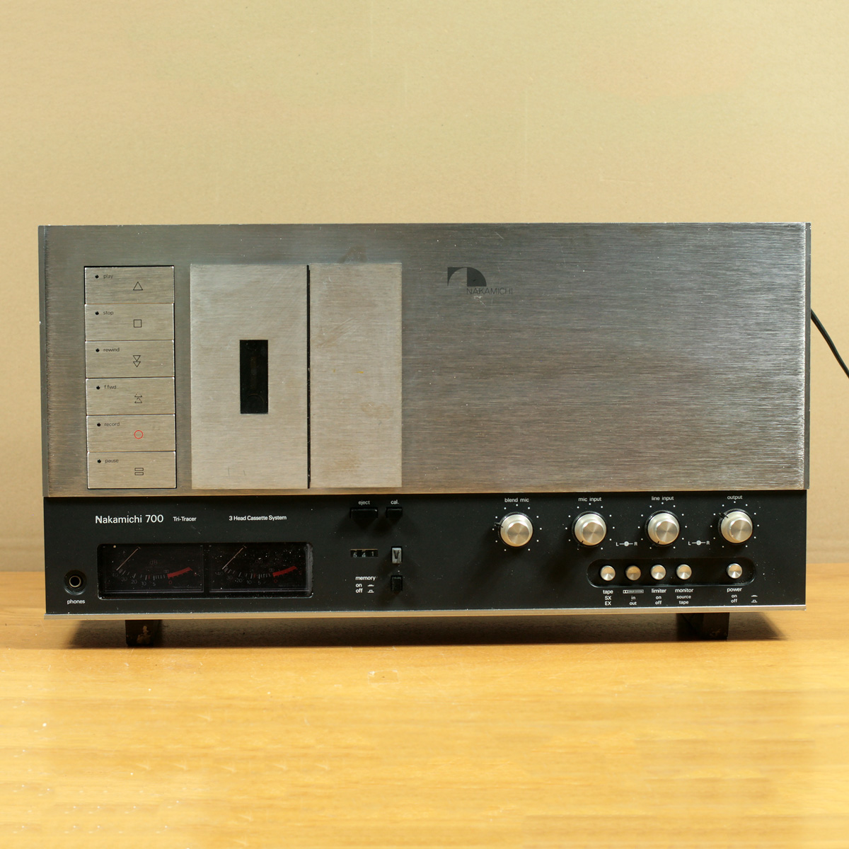 Nakamichi 700 Tri-tracer • Magnétophone à cassettes stéréophonique à 3 têtes • 3 head stereo cassette deck