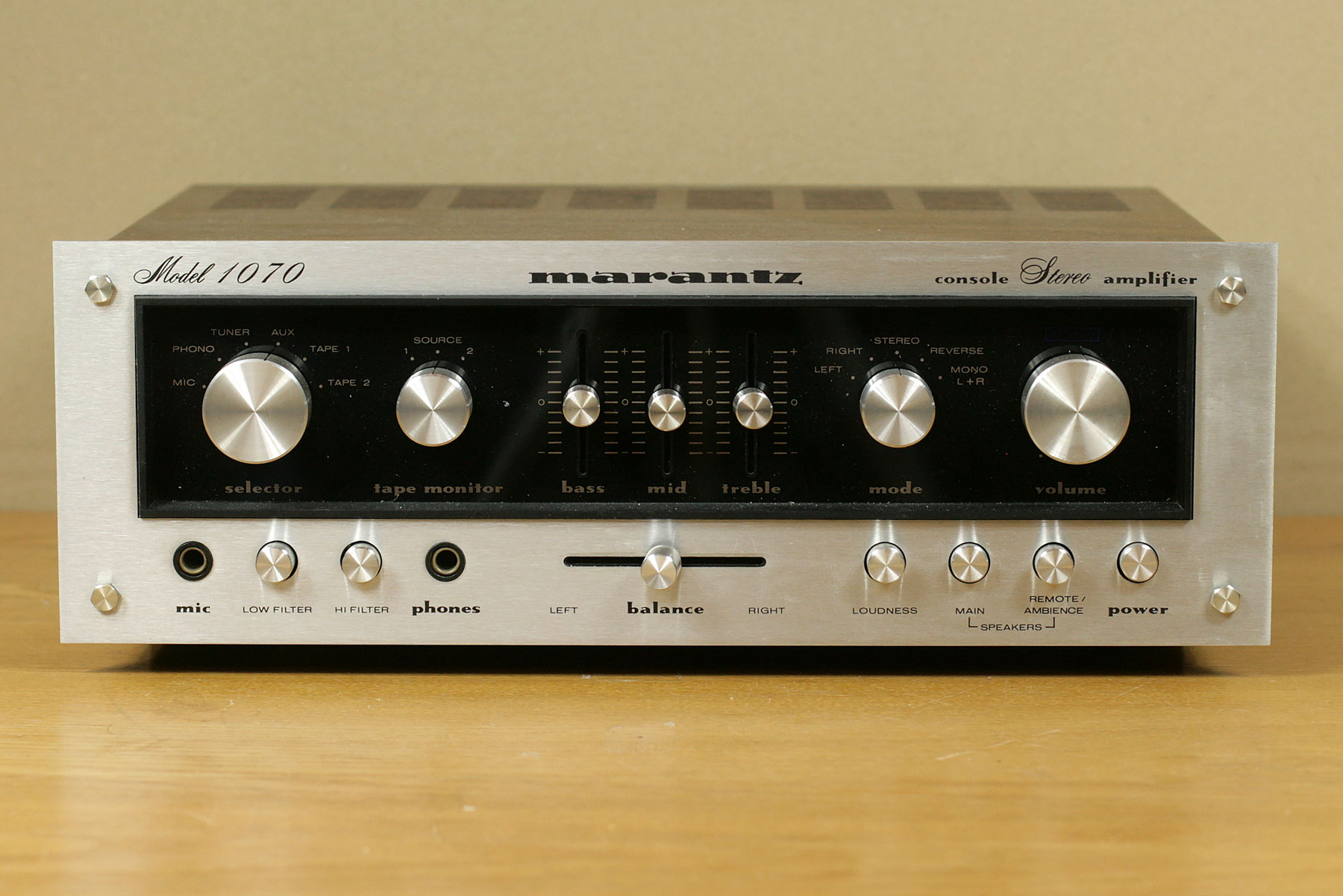 Marantz 1070 • Stereo integrated amplifier