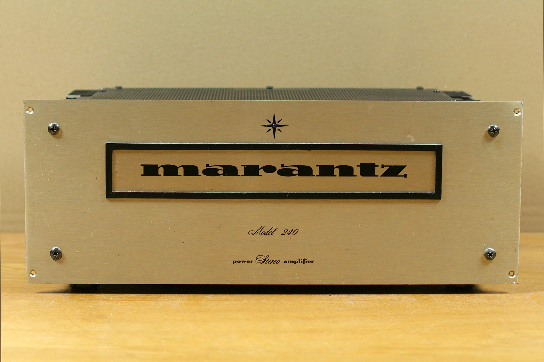 Marantz 240 • Stereo power amplifier