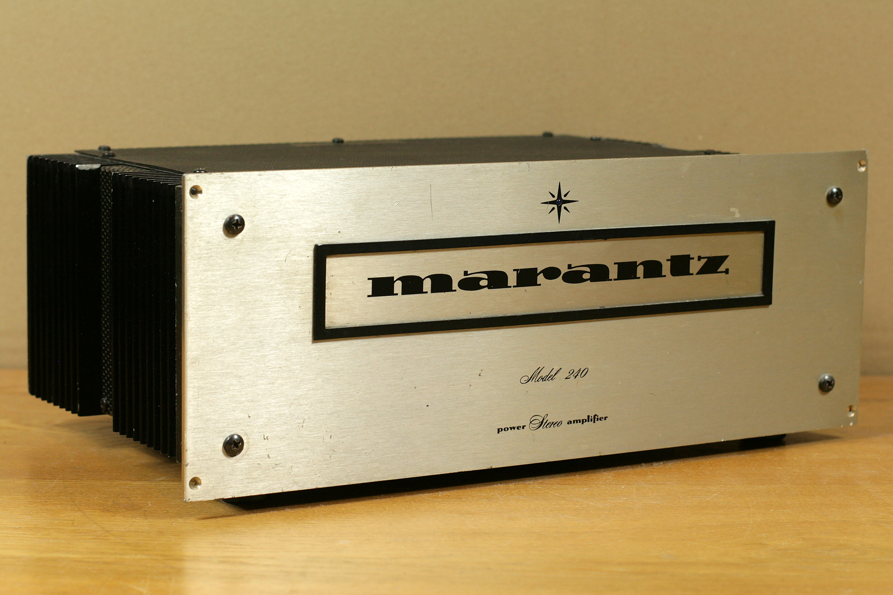 Marantz 240 • Stereo power amplifier