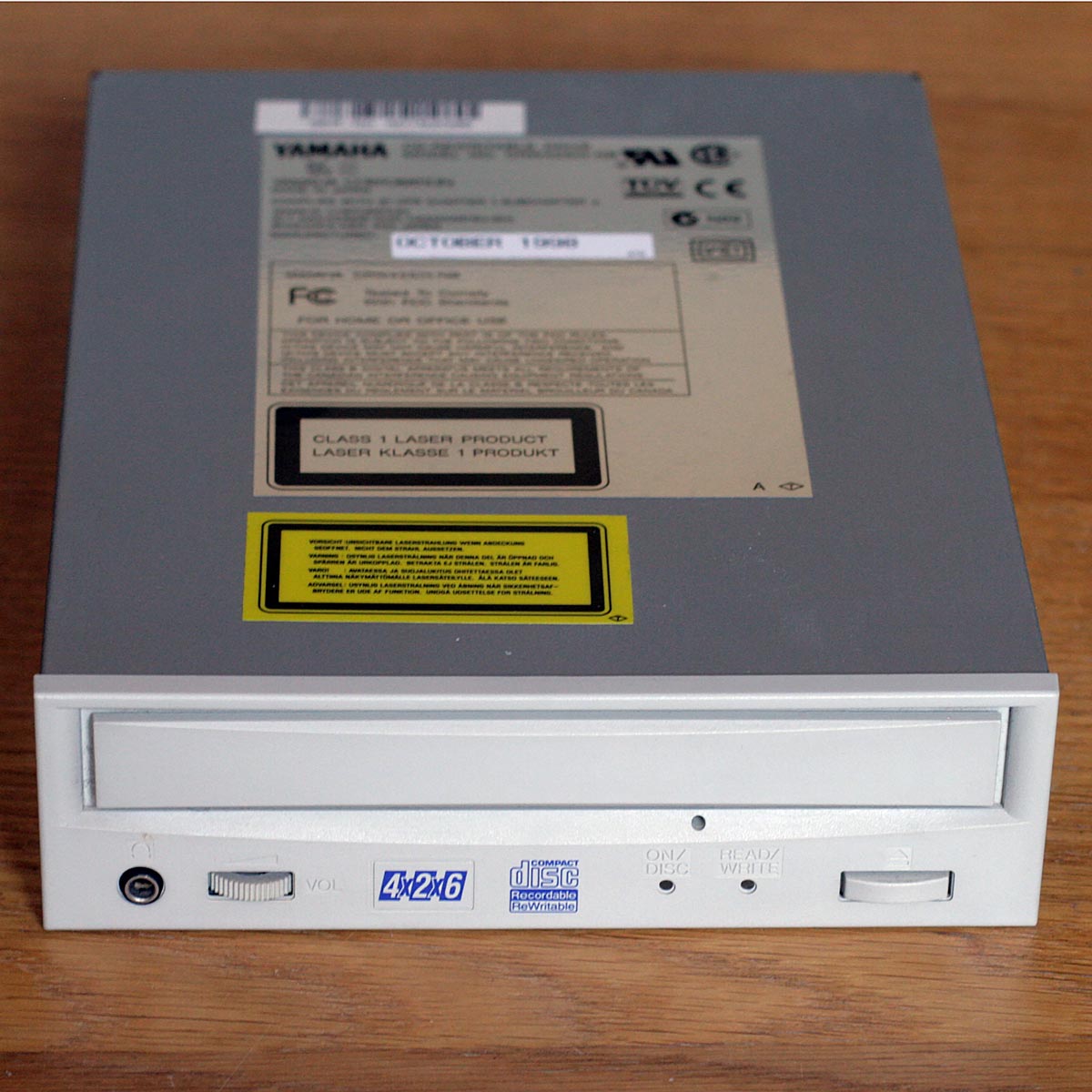 Yamaha • CRW4260T-NB • Lecteur graveur CD-RW • CD-Rewritable drive • SCSI • 1998