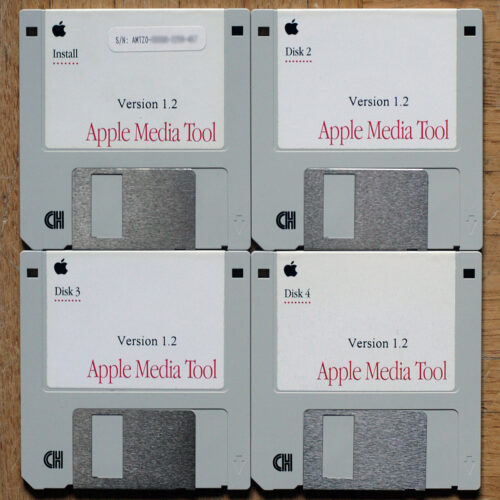 Apple Macintosh • Apple Media Tool 1.2 • Set d'installation de 4 disquettes • Install software with 4 floppy discs • 3.5” • Mac OS 7 • Avec numéro de série • With serial number