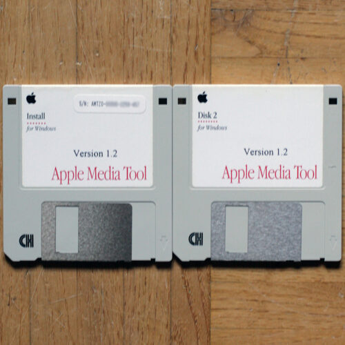 Apple Macintosh • Apple Media Tool 1.2 • Set d'installation de 2 disquettes • Install software with 2 floppy discs • 3.5” • Windows • Avec numéro de série • With serial number