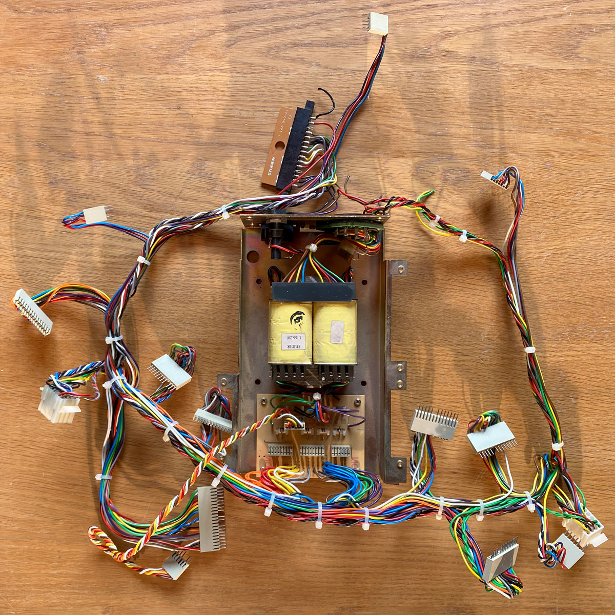 Revox • Tuner B760 • Alimentation avec faisceau de câbles • Power supply unit with cable harness • Stromversorgungeinheit mit Kabelbaum • Studer/Revox 1.166.200-11 • Spare part