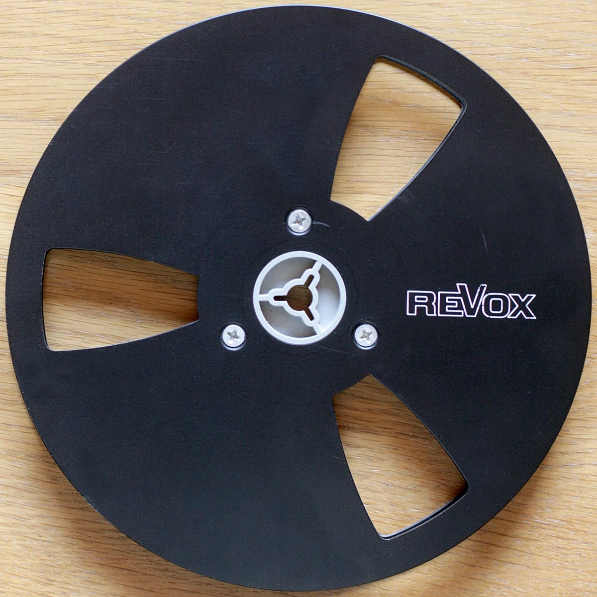Revox • Bobine métallique aluminium vide – noire • Empty aluminium metal tape reel – black • Leere Aluminium-Metallspule – schwarz • Ø 18 cm • Occasion • Used • Gebraucht