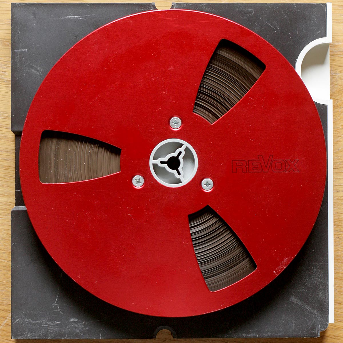 Revox • Bande magnétique avec bobine métallique rouge • Sound recording tape with red metal reel • Spielband mit rote Metallspule • Ø 18 cm • Occasion • Used • Gebraucht