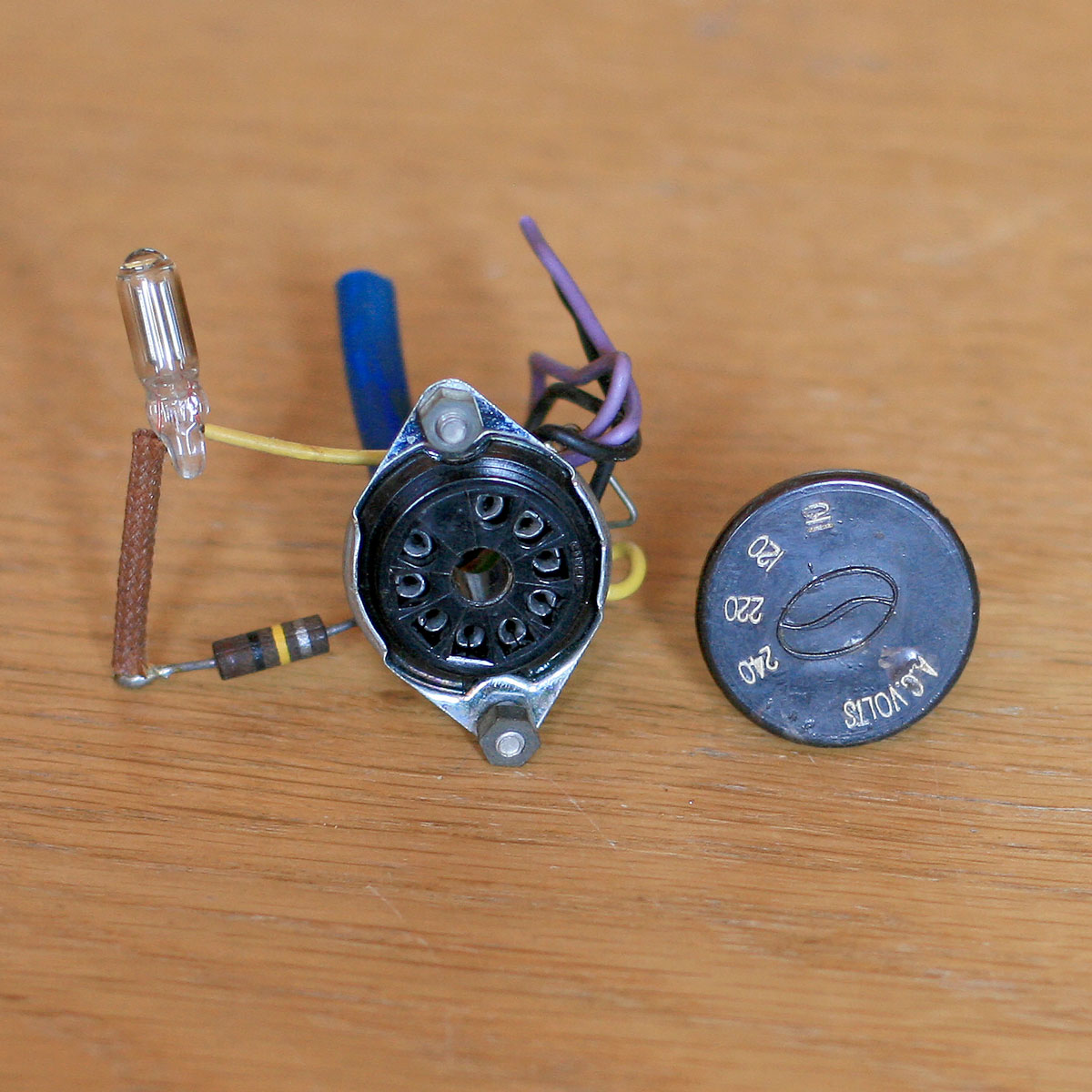 Quad 303 • Amplificateur • Power amplifier • Sélecteur de tension original • Original voltage selector • Quad 83/2099 • Spare part #SVB9AAA