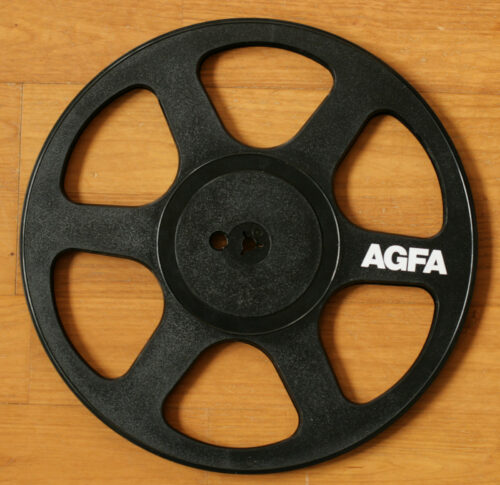 Agfa • Bobine vide en matière plastique Novodur • Empty platic reel • Leere Kunststoffspule • Ø 26.5 cm • Occasion • Used • Gebraucht