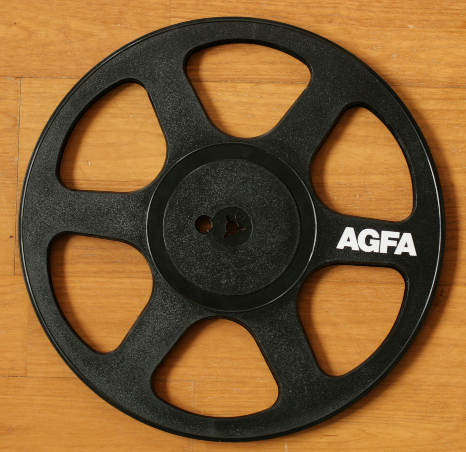 Agfa • Bobine vide en matière plastique Novodur • Empty platic reel • Leere Kunststoffspule • Ø 26.5 cm • Occasion • Used • Gebraucht