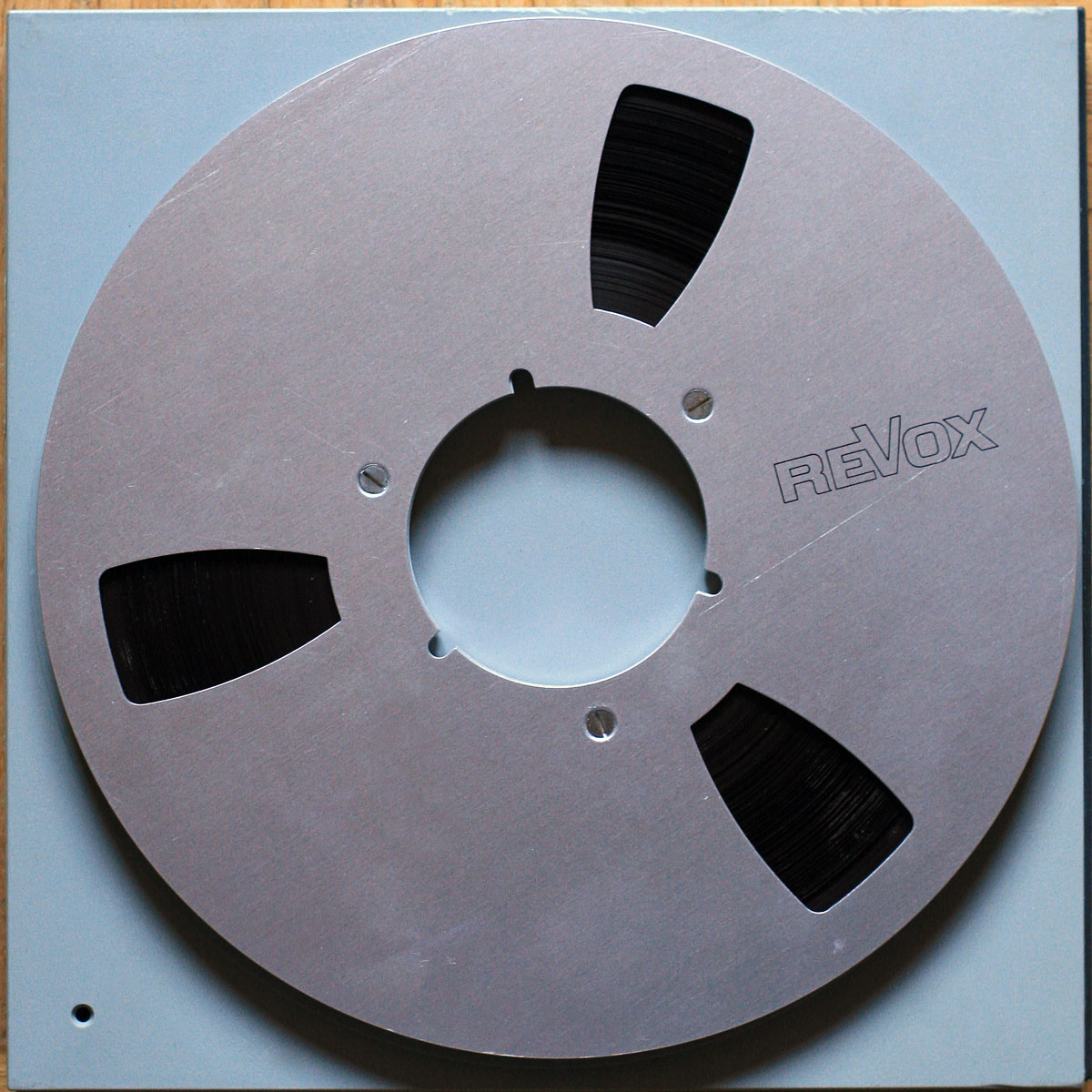 Revox • Bande magnétique avec bobine métallique alu • Sound recording tape with alu metal reel • Tonband mit Alu-Metallspule • Ø 26.5 cm • NAB • Occasion • Used