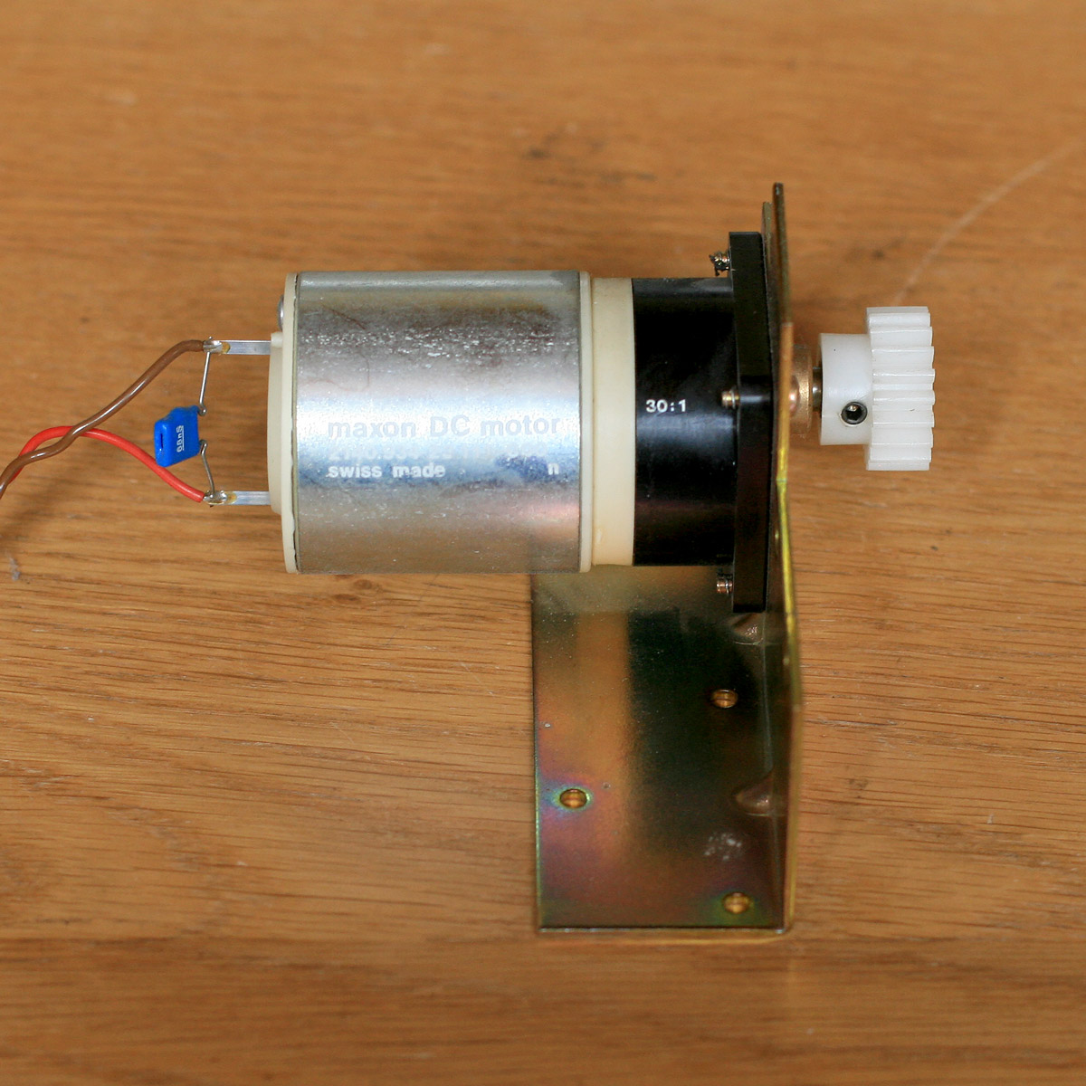 Revox • Lecteur CD • CD-player • B225 • Maxon 2140.934-23 111 • Moteur tiroir CD + roue dentée • CD load motor + gear • Spare part