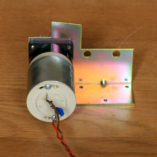 Revox • Lecteur CD • CD-player • B225 • Maxon 2140.934-23 111 • Moteur tiroir CD + roue dentée • CD load motor + gear • Spare part