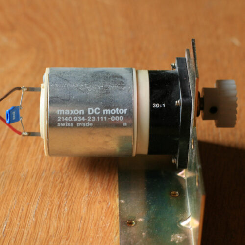 Revox • Lecteur CD • CD-player • B225 • Maxon 2140.934-23 111 • Moteur tiroir CD + roue dentée • CD load motor + gear • Spare part