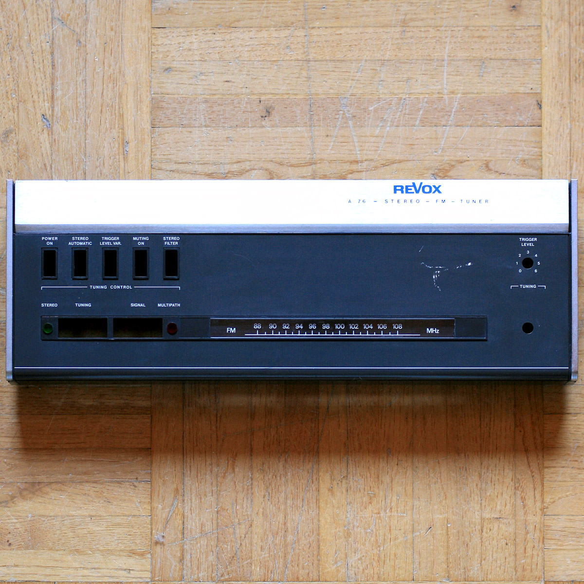 Revox • Tuner A76 • Façade d'origine • Original front panel • Original Frontplatte • Studer/Revox 1.076.300.01 • Spare part