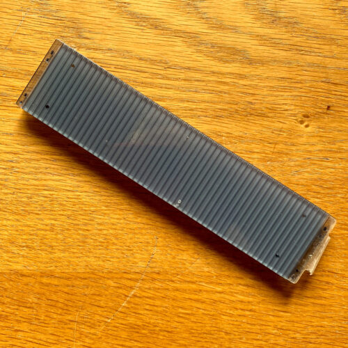 Apple Macintosh • PowerMac G4 • Cache pour trappe de lecteur CD/DVD • CD/DVD drive door bezel • Part #600-7442-A