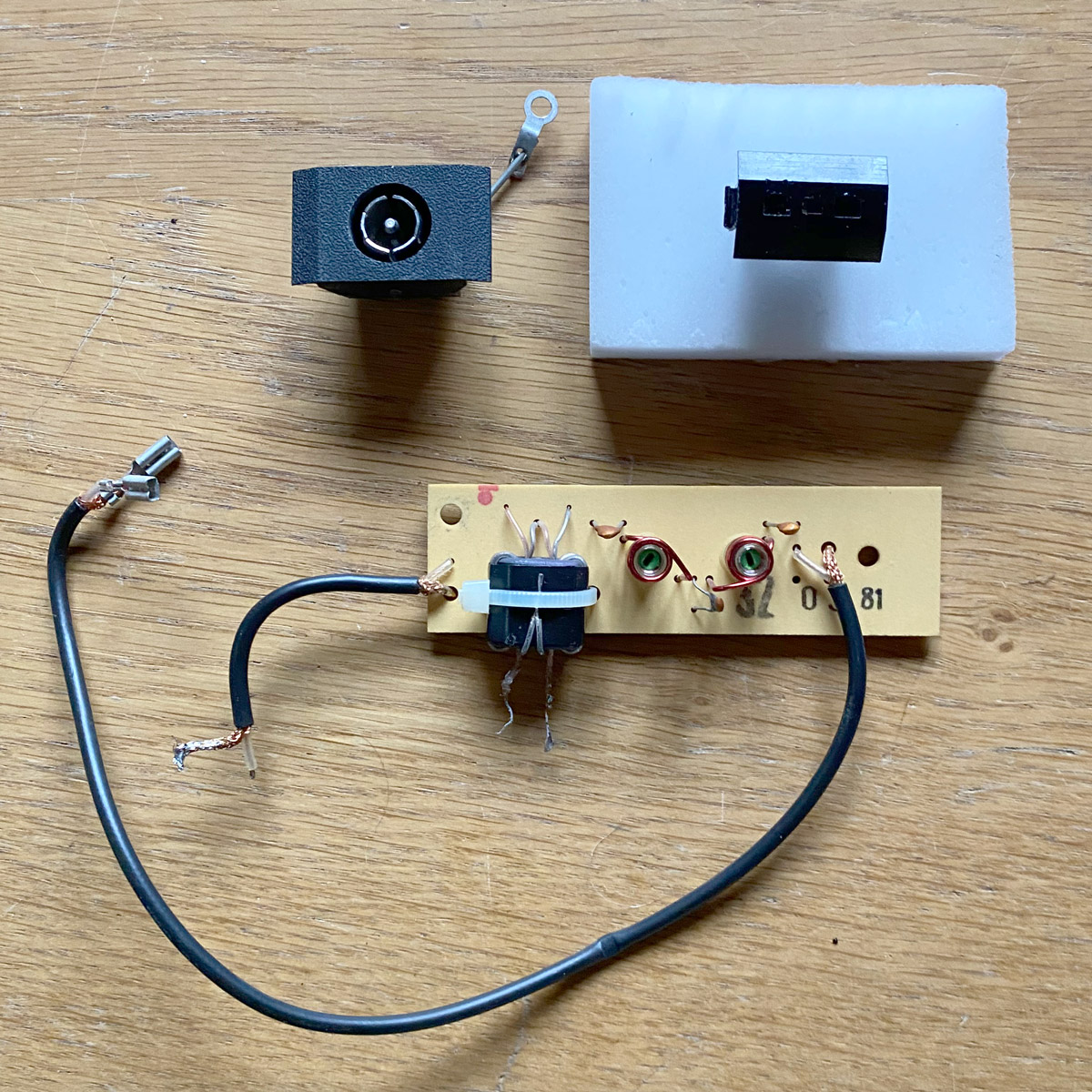 Revox • Tuner B760 • Prises antenne 50-75 Ω (coaxiale) et 240-300 Ω (symétrique) • Antenna inputs terminals • Studer/Revox 1.166.195-11 • Circuit imprimé • Printed circuit board • Spare part