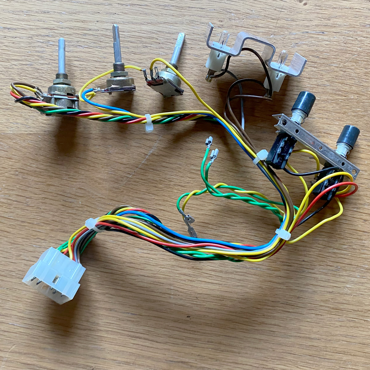 Revox • Tuner B760 • Faisceau de câbles avec potentiomètres et interrupteurs • Studer/Revox 1.166.090.11 + 1 .166.090.12 + 1.166.090.08 • Spare part