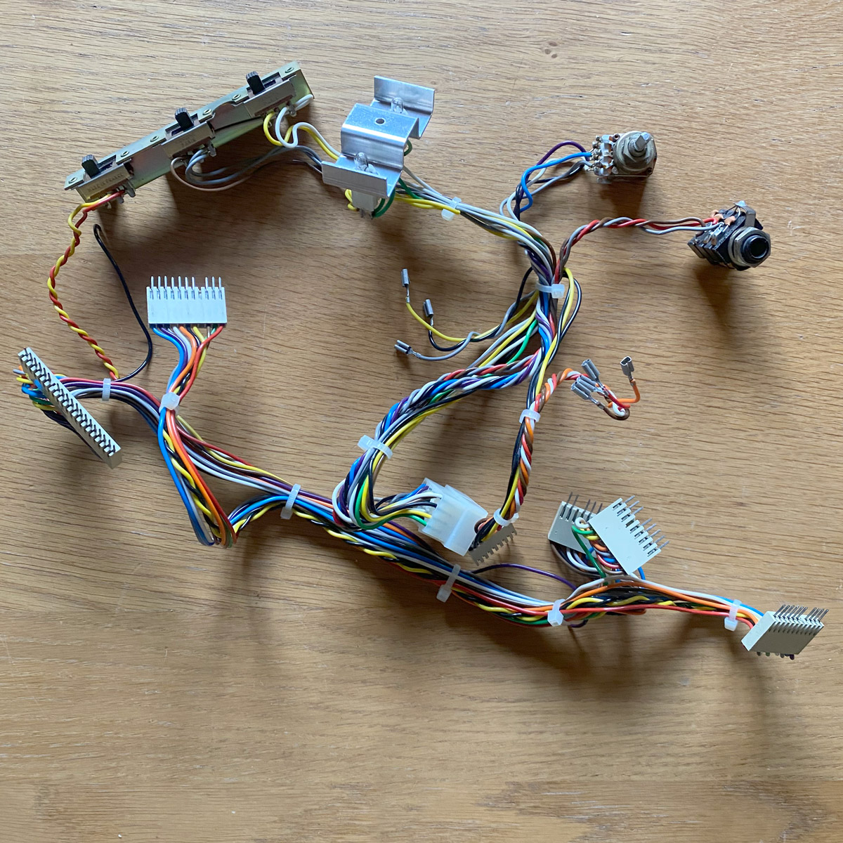 Revox • Tuner B760 • Faisceau de câbles avec potentiomètres et interrupteurs • Studer/Revox 1.166.305.00 + 1 .166.090.10 + 54.02.0104 • Spare part