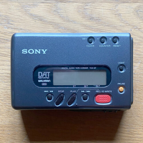 Sony TCD-D7 • Digital Audio Tape (DAT) recorder • Walkman • Magnétophone à cassette DAT • For parts or to repair • Pour pièces ou réviser