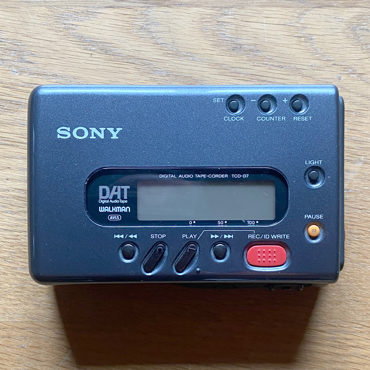 Sony TCD-7 • Digital Audio Tape (DAT) recorder • Magnétophone à cassette DAT • For parts or to repair • Pour pièces ou réviser