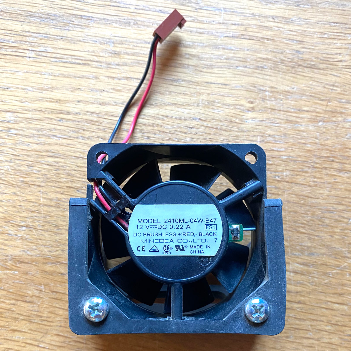 Apple Macintosh • PowerMac G4 • Ventilateur pour processeur • Processor fan • Minebea 2410ML-04W-B47 • 12 V • 0.22 A